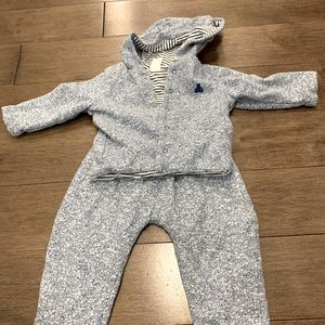Gap sweatsuit size 3-6 months.